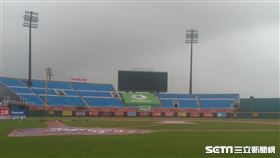 ▲桃園青埔球場6日因雨延賽。（圖／記者蕭保祥攝影）