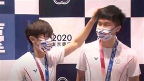 小林同學超害羞！鄭怡靜合照「拍拍頭」　林昀儒1反應萌翻