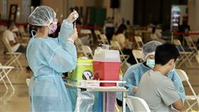 台灣疫苗接種人口涵蓋率達35.84%（2）根據中央流行疫情指揮中心最新統計，全台至5日累計887萬人次接種COVID-19疫苗，人口涵蓋率35.84%。指揮官陳時中6日表示，國內共有6例完整接種疫苗後仍染疫，比率約0.002%，相較國外仍低。圖為高雄民眾到疫苗接種站施打疫苗情形。中央社記者董俊志攝  110年8月6日