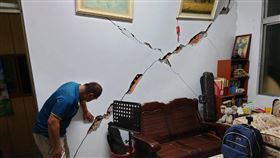 花蓮富里晚間淺層地震多  民宅受損嚴重根據中央氣象局資訊，花蓮富里6日晚間發生9起淺層有感地震，最大規模5.4，有民宅受損嚴重，牆面出現大面積龜裂。（富里鄉公所提供）中央社記者張祈傳真  110年8月6日