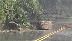 台中降雨　和平區台8線發生落石台中市19日起降雨，和平區台8線20K處靠近銘傳橋處20 日上午發生落石占據單線車道，最大的落石約有半個人高，幸好當時沒有人車通過。（民眾提供）中央社記者郝雪卿傳真　110年6月20日