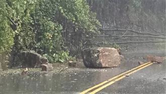 中橫台8線落巨石　民眾蛇行驚險搏命