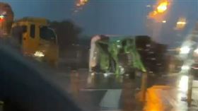 盧碧颱風豪雨，國道１號苗栗銅鑼三義段，聯結車翻覆，