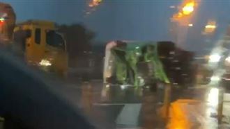 新／國道1北上三義段　聯結車翻覆