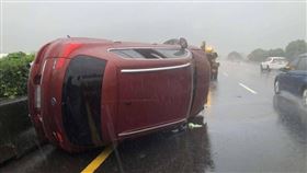 彰化,國道,翻覆,車禍,名車,女駕駛（圖／翻攝畫面）