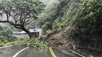 豪雨狂轟災情紛傳　清境農場道路中斷