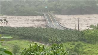 新／直擊暴雨慘況　荖濃溪溪水怒漲
