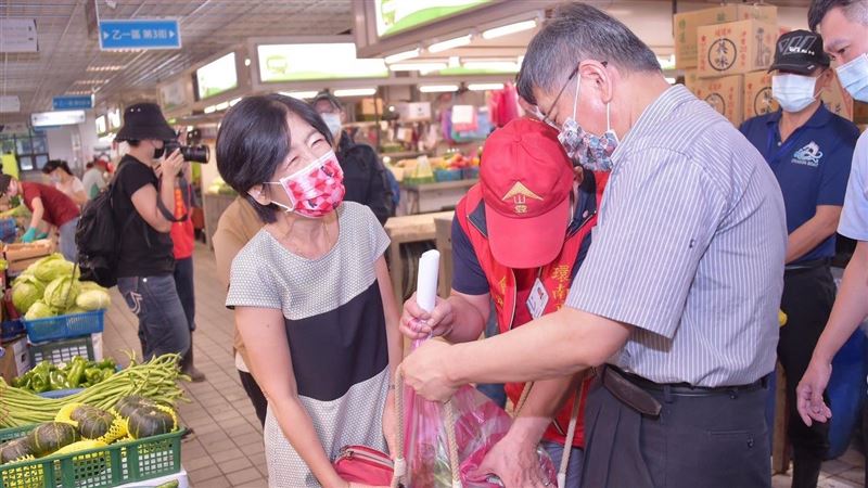 柯幫陳佩琪慶生　端出超大顆萬人看傻