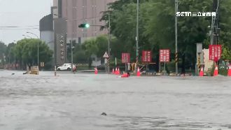 大仁科大前馬路成河道　民眾涉水上班