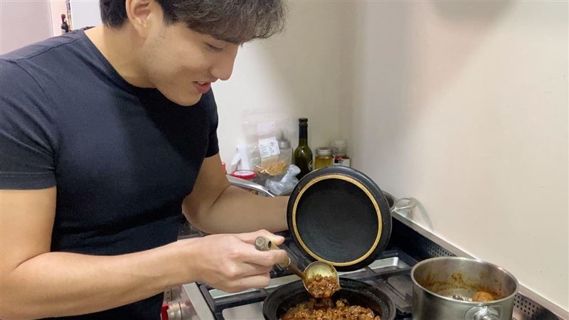 太想台灣味！男星慶生竟吃滷肉飯蛋糕