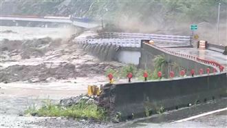新／六龜「明霸克露橋」沖毀瞬間曝光