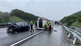 國3後龍，大貨車追撞小客車，母女2命危 無生命跡象