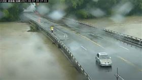 高雄市二仁溪水位暴漲，距離崇德橋面不到1公尺。（圖／翻攝水利防災中心）