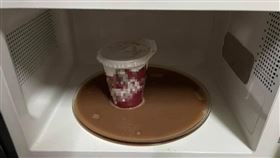 女友想喝熱奶茶！他微波加熱卻爆開　網見這1舉動喊：有毒（圖／爆怨2公社）