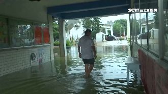 關鍵時刻抽水機壞了？民怨用水瓢舀水