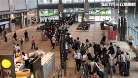 高鐵暫停苗栗至台中區間雙向運轉，返鄉旅客跳腳，高鐵出動接駁車協助疏運。（圖／讀者提供）