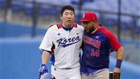 ▲東京奧運韓國隊長金賢洙賽後與多明尼加選手祝賀。（圖／美聯社／達志影像）