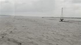 民眾搭乘火車時拍下高屏溪水位暴漲情形。（圖／翻攝記者爆料網）