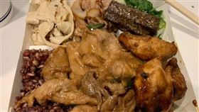 吃自助餐夾爆肉溢出！結帳傻眼：超佛（圖／翻攝自Dard）