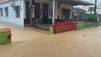 屏東萬巒降下大雨　泥水險淹進民宅