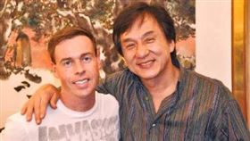 成龍（右）與成家班第四代成員Bradley James Allan。（圖／翻攝自成龍微博）