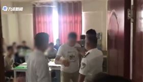 陸師違反防疫！警「掐脖逮捕」沒戴口罩　網怒：像是紅衛兵（圖／翻攝自九派新聞微博）