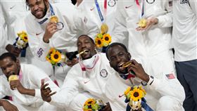 ▲Draymond Green（右）與隊友咬奧運金牌。（圖／美聯社／達志影像）