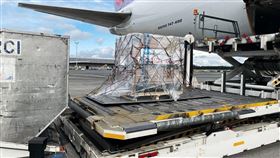 好消息！10萬劑自購莫德納下午抵台　盧森堡登機畫面曝光，圖／翻攝自蘇貞昌臉書