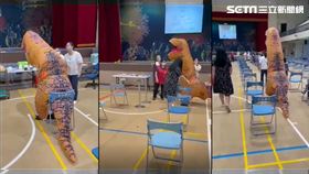 「恐龍」現身快打站　伸左手臂打疫苗（圖／翻攝畫面）