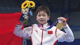 中國14歲女孩奧運奪金　貧窮率真令主旋律尷尬中國14歲女孩全紅嬋（圖）5日以破世界紀錄的高分奪下東京奧運女子跳水10公尺跳台項目金牌。她的貧窮、苦練與率真，賺人熱淚，也令中共黨國的主旋律相形尷尬。（中新社提供）中央社　110年8月6日