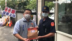 創意父親節 苗警局長親自外送警眷指定早餐（圖／翻攝畫面）