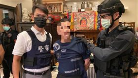 北市警方率隊逮捕陳姓角頭，並在陳悅記祖宅搜出3把長短槍。（圖／翻攝畫面）