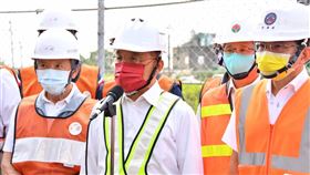 行政院長蘇貞昌8日視察高鐵苗栗段邊坡滑動搶修情形。（圖／行政院提供）
