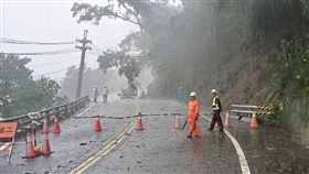 大雨狂炸　高雄山區狀況多高雄市山區豪雨不斷，各地狀況不少，土石流紅色警戒6日已增至84條，撤離民眾達1801人；台20線荖濃往甲仙路段6日並發生路面下陷約30公分，甲仙工務段派員處理搶通。（高雄市六龜警分局提供）中央社記者蔡孟妤傳真  110年8月6日