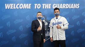 富邦悍將領隊蔡承儒歡迎江少慶加盟。（圖／記者王怡翔攝影）