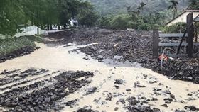 颱風環流引大雨　高雄山區泥流擋道中南部近來連日豪雨，土壤含水量極高，颱風盧碧外圍環流5日又帶來不小雨勢，高雄台27線扇平山莊路段再因大雨沖刷導致土石崩落、泥流擋道，警方已動員管制通車。（六龜警分局提供）中央社記者蔡孟妤傳真　110年8月5日