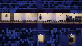 東奧閉幕式將登場　場館加強維安（2）2020東京奧運8日晚間即將舉行閉幕典禮，與開幕同採閉門舉行，日本當地動員大批人力加強維安，各層觀眾席出入口等地皆可看到維安人員。中央社記者吳家昇攝　110年8月8日
