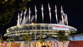 東京奧運閉幕式施放煙火東京奧運8日舉行閉幕式，主場館國立競技場外圍擠滿等待閉幕式的民眾，閉幕式以煙火揭開序幕。中央社記者楊明珠東京攝　110年8月8日