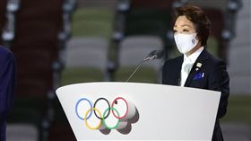 橋本聖子致詞，一隻蛾停在奧運標誌上。（圖／路透社／達志影像）
