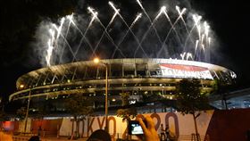 東京奧運閉幕式煙火 吸引民眾駐足欣賞東京奧運8日舉行閉幕式，主場館國立競技場外圍擠滿民眾感受氣氛，許多人拿起相機或手機拍下璀璨煙火。中央社記者楊明珠東京攝  110年8月8日