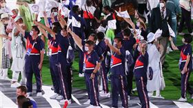 東奧閉幕式  台灣代表團成員開心參與2020東京奧運閉幕典禮8日晚間在新宿國立競技場舉行，各國代表團成員齊聚同樂，現場彷彿一場大型派對，台灣代表團也開心在場中揮舞中華隊旗。中央社記者吳家昇攝  110年8月8日