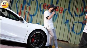 微解封復工　酷炫遭直擊路邊脫罩聊天