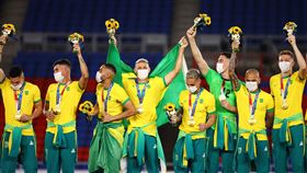 巴西男足獲得金牌，卻將中國贊助商匹克的衣服綁在腰上，引起匹克不滿。（圖／路透社／達志影像）