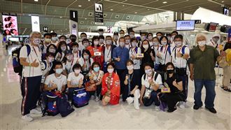 最後一梯代表團回台　謝長廷到場送機