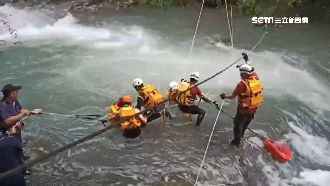 幽靈瀑布溪水暴漲　遊客受困險被沖走