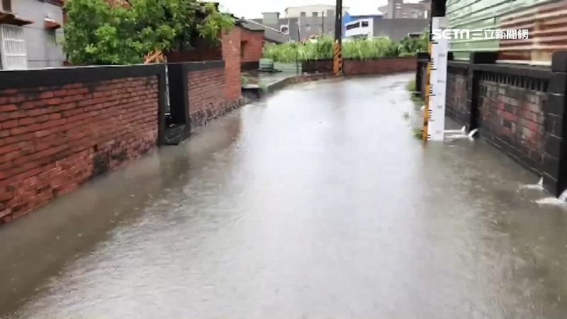 台南大雨宣洩不及　阿嬤徹夜忙著掃水