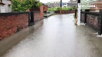 台南大雨宣洩不及　阿嬤徹夜忙著掃水