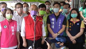 行政院長蘇貞昌9日下午視察屏東鹽埔鄉武洛溪大仁支線排水情形。（圖／行政院提供）