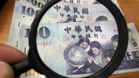 新台幣盤中一度升破2角　收30.038元台北外匯市場新台幣兌美元4日盤中一度攻上29.865元，受到矚目，最終收盤收30.038元，升4.9分，成交金額13.51億美元。中央社記者徐肇昌攝　109年3月4日