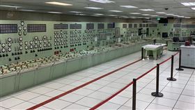 核二廠人為疏失致跳機 台電：懲處最高層級總經理台電模擬7月27日事發狀況，當天因工作人員滑動椅子時不慎力量太大、進入紅線區，椅背撞擊主蒸氣保護罩，才造成主蒸氣隔離關閉。中央社記者曾智怡攝　110年8月9日